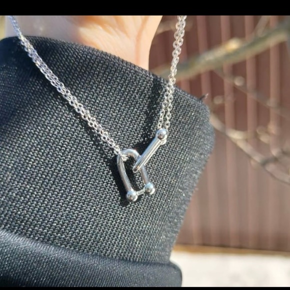 Gorgeous silver interlocking loop pendant necklace - Picture 6 of 9